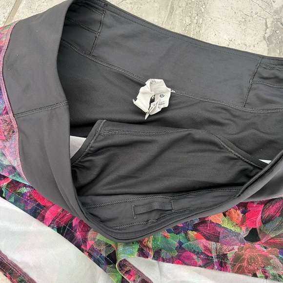 Lululemon Speed Up Low-Rise Lined Short 2.5" Vivid Floral Tone Multi
Size 10 - Picture 3 of 12